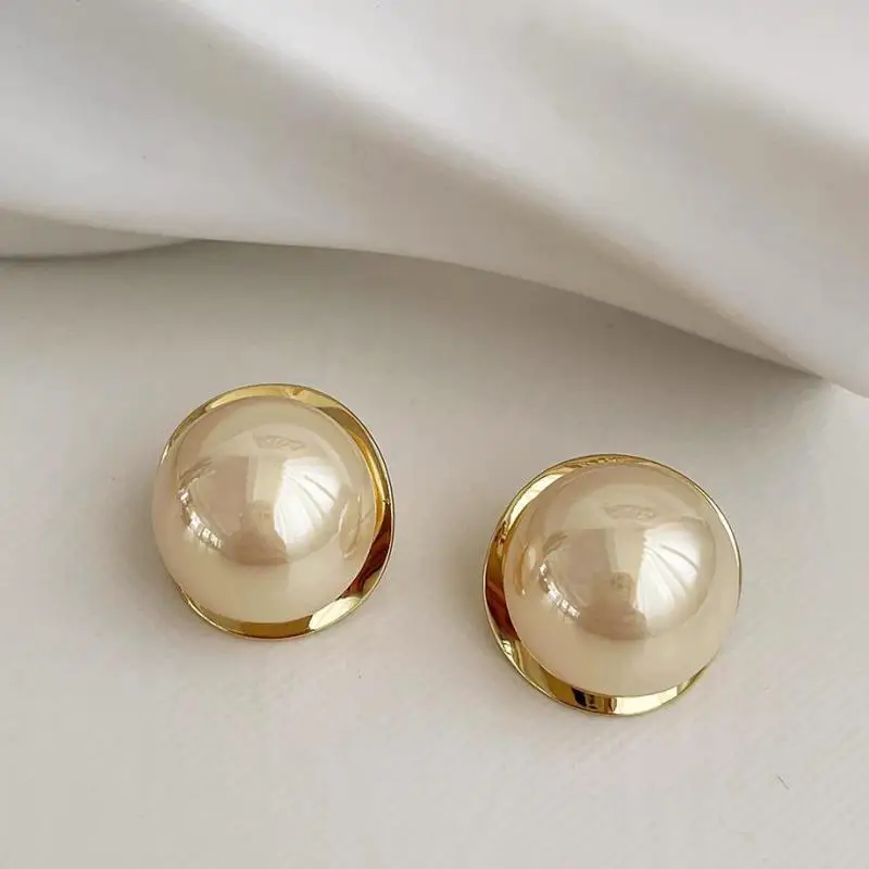 925 Silver Needle Exaggerated Champagne Pearl Earrings For Women Jewelry 2025 Trending New Luxury Korean Fashion Stud Earrings
925 Silver Needle Exaggerated Champagne Pearl Earrings For Women Jewelry 2025 Trending New Luxury Korean Fashion Stud Earrings
