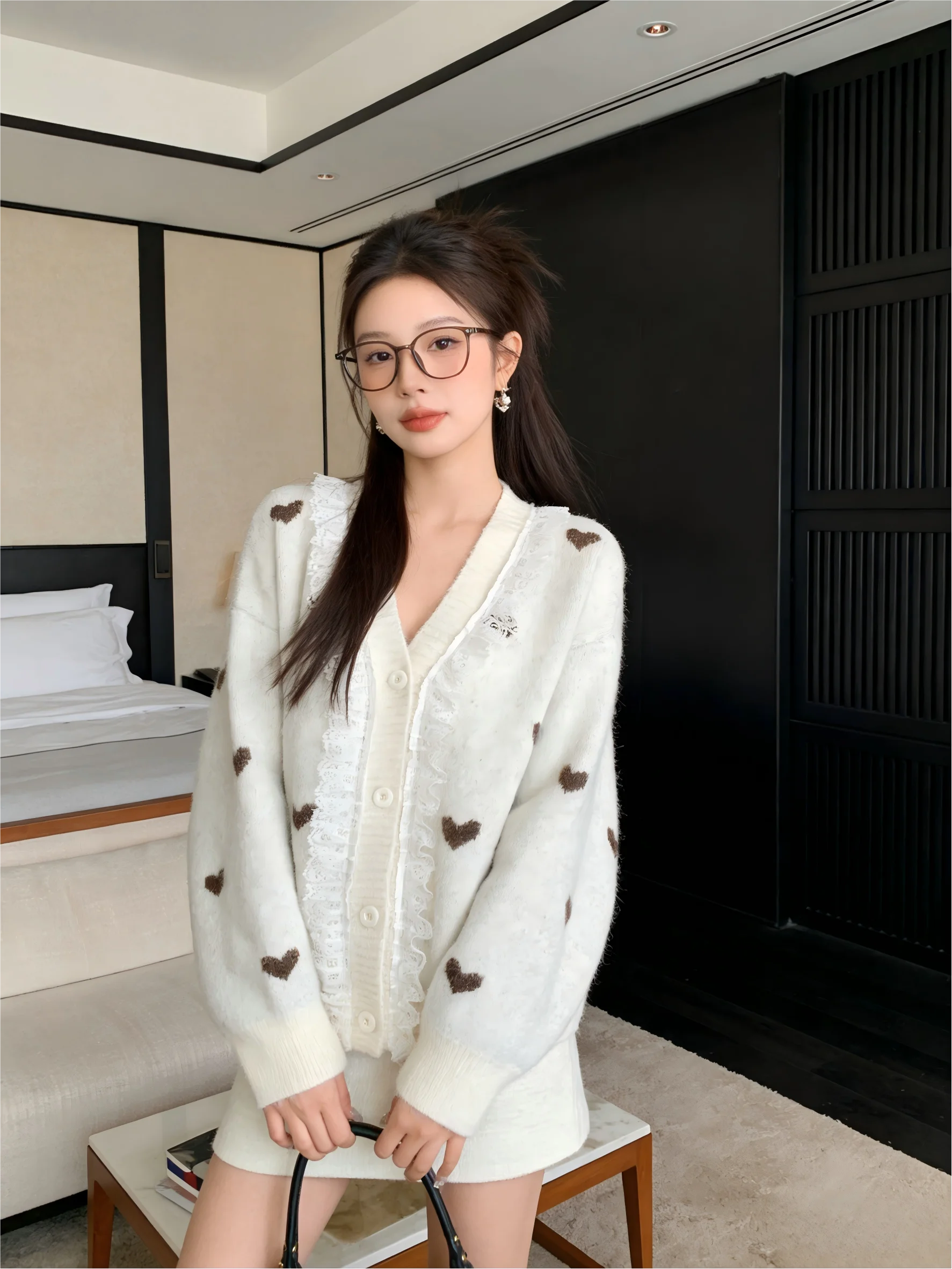 Korean Sle Loose Fit Knitted Cardigan Lace Splicing V-Ne Sweet Girl Gentle Early Spring Women's Top Milk White Heart Pattern
Korean Sle Loose Fit Knitted Cardigan Lace Splicing V-Ne Sweet Girl Gentle Early Spring Women's Top Milk White Heart Pattern