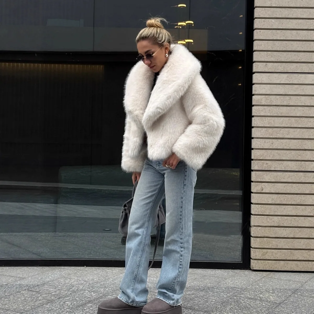 Luxury Women Winter Imitation Fur Outwear Temperament Plush Short Lady Imitaion Fur Jacket Furry Collar Female Faux Fox Fur Coat
Luxury Women Winter Imitation Fur Outwear Temperament Plush Short Lady Imitaion Fur Jacket Furry Collar Female Faux Fox Fur Coat