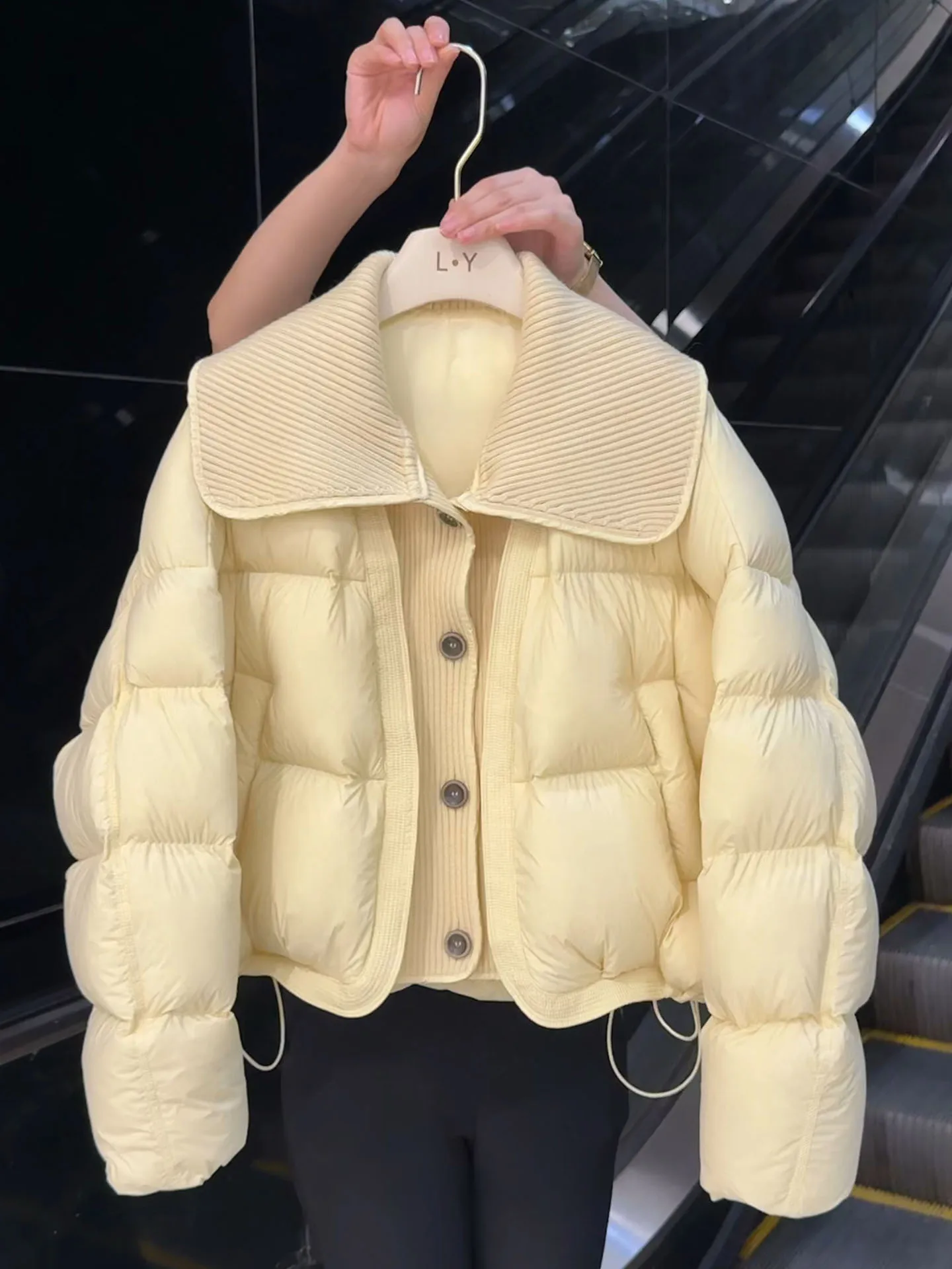 Женская утепленная куртка-пуховик тыквенно-желтого цвета с воротником из искусственного меха, модная, для повседневной носки, из полиэфирного волокна, с наполнителем из белого утиного пуха.
Женская утепленная куртка-пуховик тыквенно-желтого цвета с воротником из искусственного меха, модная, для повседневной носки, из полиэфирного волокна, с наполнителем из белого утиного пуха.