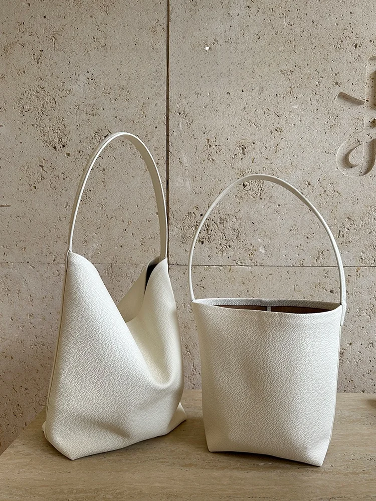 New Fashionable Bucket Bag Women's Large Capacity Tote Bag Shoulder Commuting Shopping Bag Simple High-End Sensation Bag
New Fashionable Bucket Bag Women's Large Capacity Tote Bag Shoulder Commuting Shopping Bag Simple High-End Sensation Bag