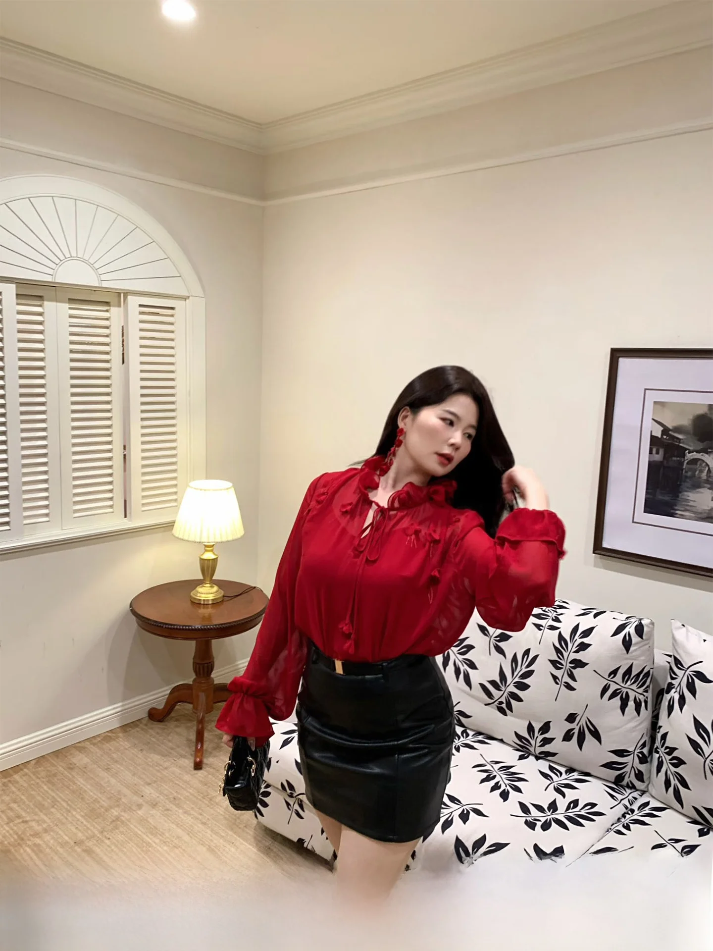 Красная шифоновая блузка оверсайз с кружевной отделкой, французский стиль, длинный рукав, женская, осенняя, новая модная коллекция, дышащая, приятная к телу.
Красная шифоновая блузка оверсайз с кружевной отделкой, французский стиль, длинный рукав, женская, осенняя, новая модная коллекция, дышащая, приятная к телу.