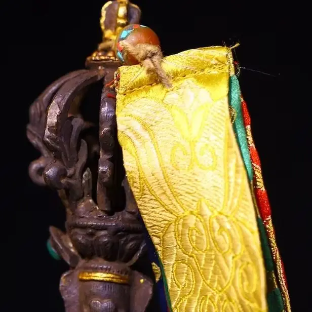 Коллекция Temple: Старинный бронзовый амулет с головой Махакалы, расписанный, с мозаикой из морских раковин и драгоценных камней, девятиконечная ваджра, звучащий колокольчик, Дхарама.
Коллекция Temple: Старинный бронзовый амулет с головой Махакалы, расписанный, с мозаикой из морских раковин и драгоценных камней, девятиконечная ваджра, звучащий колокольчик, Дхарама.