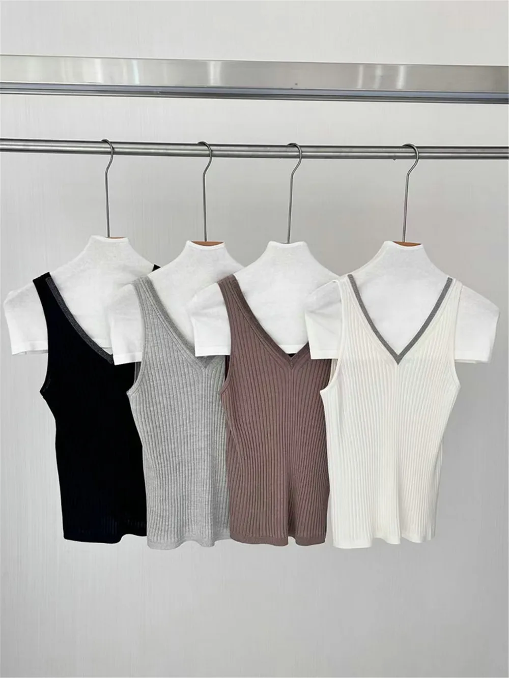 25 Summer New Product V-neck Silk Wool Tank Top Sleeveless Knitted Inner Solid Color Base Sweater for Women
25 Summer New Product V-neck Silk Wool Tank Top Sleeveless Knitted Inner Solid Color Base Sweater for Women
