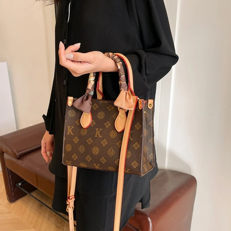 Women's Handbag in European and American Style, Creative Design with French Elegance, Retro Underarm Bag for Commuting
Women's Handbag in European and American Style, Creative Design with French Elegance, Retro Underarm Bag for Commuting