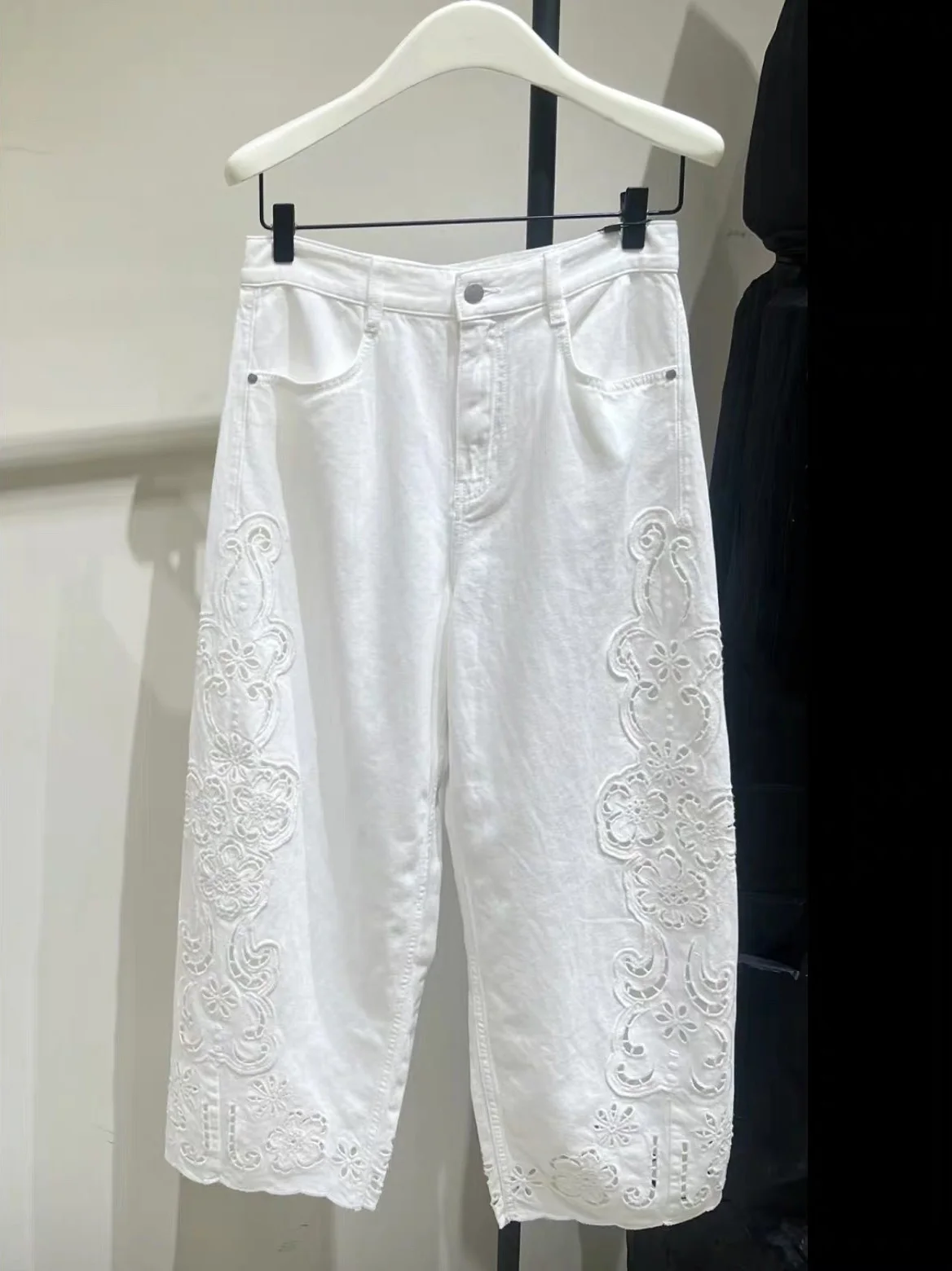 Summer 2026 Women's Loose Fit White Embroidered Nine-Tenths Jeans Cotton Casual Pants Breathable Comfortable Straight Leg Jeans
Summer 2026 Women's Loose Fit White Embroidered Nine-Tenths Jeans Cotton Casual Pants Breathable Comfortable Straight Leg Jeans