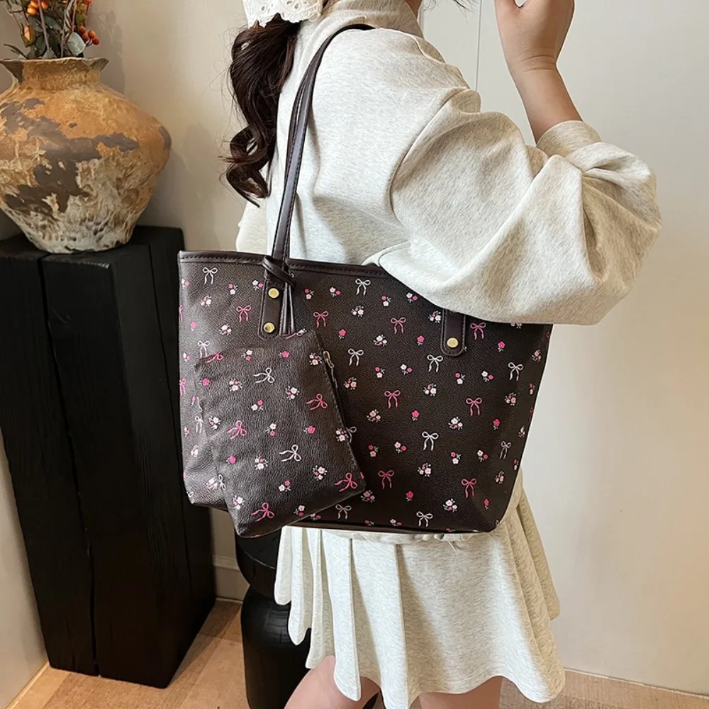 Zipper Closure Large Capacity Tote Handbag Bow Design Trendy Style Shoulder Purse Soft Material Simple Design Armpit Purse
Zipper Closure Large Capacity Tote Handbag Bow Design Trendy Style Shoulder Purse Soft Material Simple Design Armpit Purse