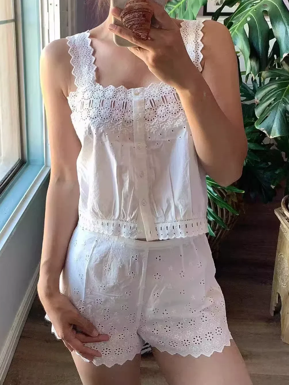 Women Embroidery Hollow Out White Cotton Tank Tops Square Collar Sleeveless Single Breasted Casual Female Vest
Women Embroidery Hollow Out White Cotton Tank Tops Square Collar Sleeveless Single Breasted Casual Female Vest