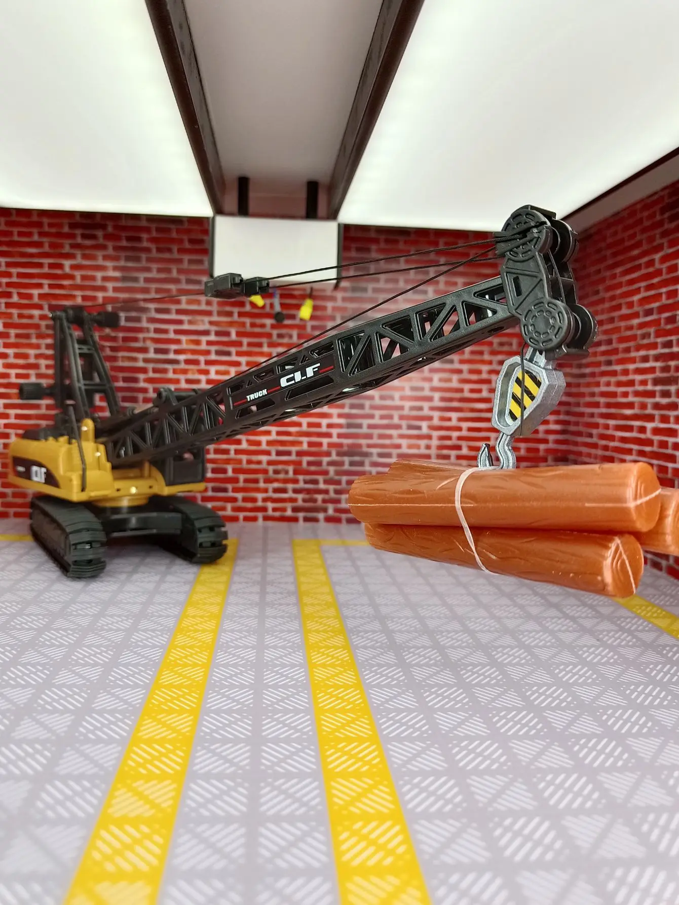 Simulation of engineering crane transporter model lighting crane suitable for collection and can be given as a gift to friends
Simulation of engineering crane transporter model lighting crane suitable for collection and can be given as a gift to friends