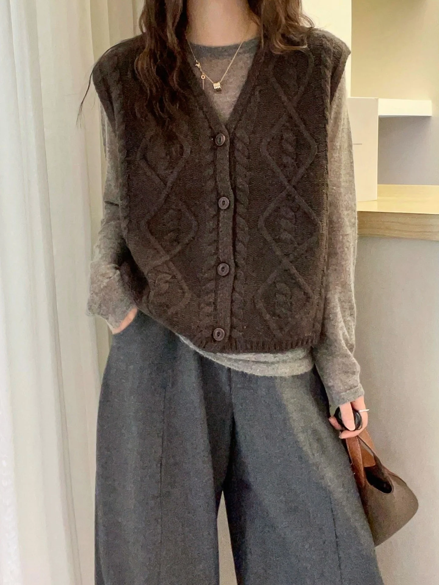 Fashionable V-Neck Diamond Lace Vest Layered Comfortable Top Trendy Age-Defying Style Korean Loose Fit Cardigan Women's Sweater
Fashionable V-Neck Diamond Lace Vest Layered Comfortable Top Trendy Age-Defying Style Korean Loose Fit Cardigan Women's Sweater