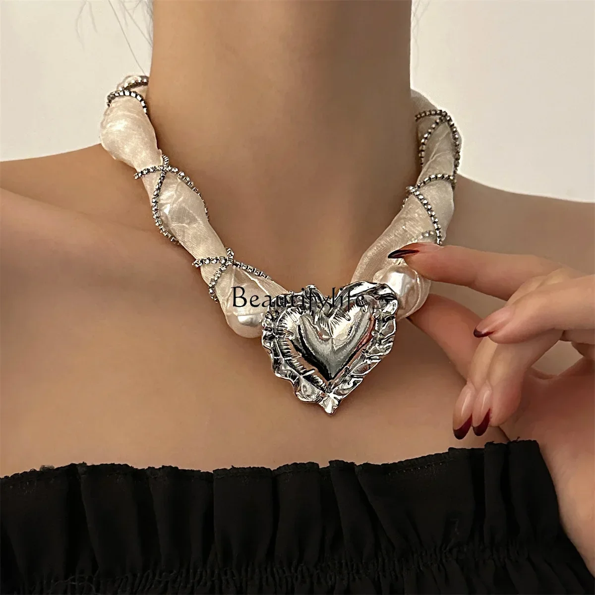Design sense light luxury metal love chain, surrounding mesh yarn personality fashion
Design sense light luxury metal love chain, surrounding mesh yarn personality fashion