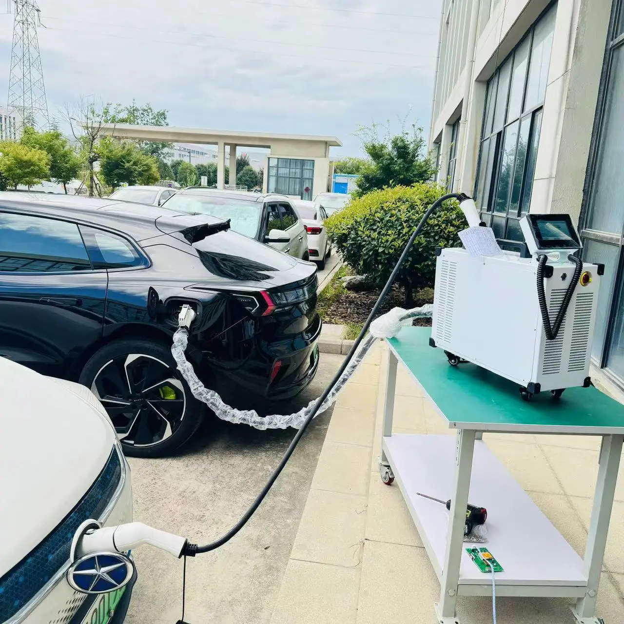 DC 20kw GBT AC 22KW TYPE2 Connector DC+AC Portable EV Charger Electric Car Charging Station Charging Two Cars At The Same Time
DC 20kw GBT AC 22KW TYPE2 Connector DC+AC Portable EV Charger Electric Car Charging Station Charging Two Cars At The Same Time