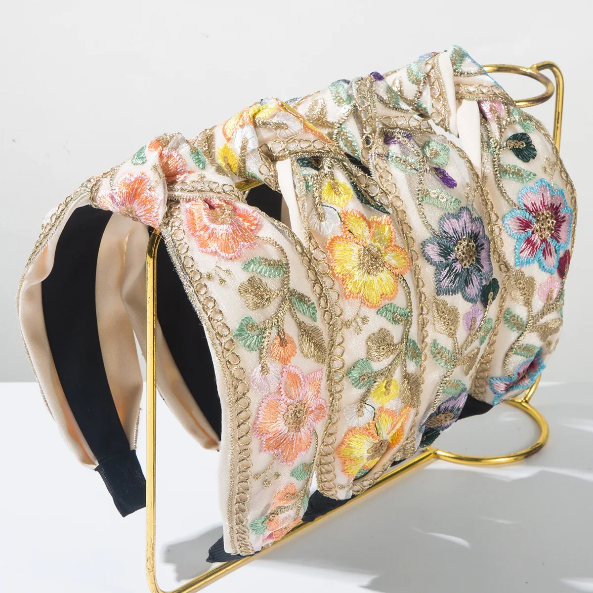 Korean Luxury Satin Mesh Embroidered Headband Chinese Style High Cranial Top Wide Edge Fashion Headdress
Korean Luxury Satin Mesh Embroidered Headband Chinese Style High Cranial Top Wide Edge Fashion Headdress