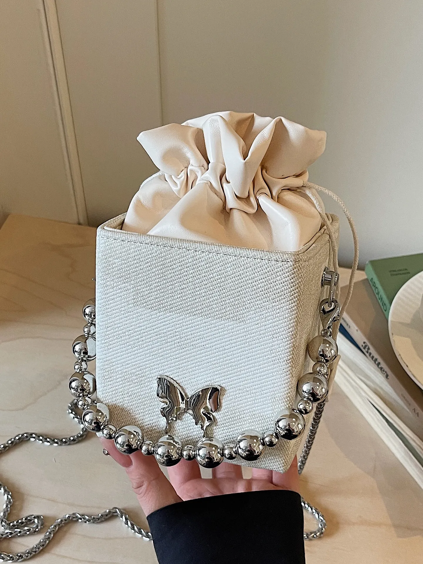 Trend Texture Mini Chains Bucket Handbags 2026 Women's New Fashion Butterfly Drawstring Shoulder Bag Exquisite Crossbody Bags
Trend Texture Mini Chains Bucket Handbags 2026 Women's New Fashion Butterfly Drawstring Shoulder Bag Exquisite Crossbody Bags