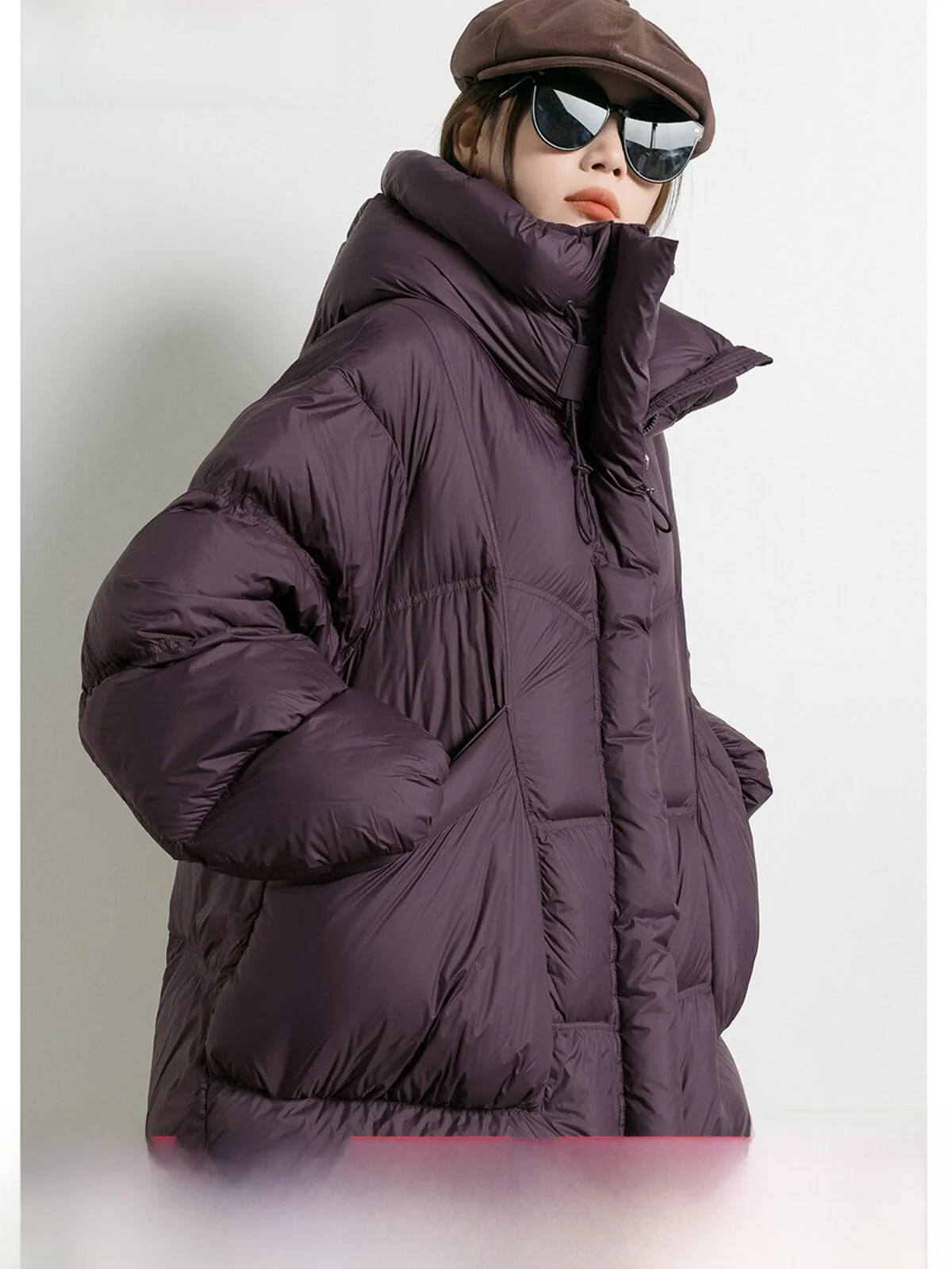 Модная женская утепленная пуховая куртка средней длины с капюшоном, свободного кроя, с большими карманами, на 90% из белого утиного пуха
Модная женская утепленная пуховая куртка средней длины с капюшоном, свободного кроя, с большими карманами, на 90% из белого утиного пуха