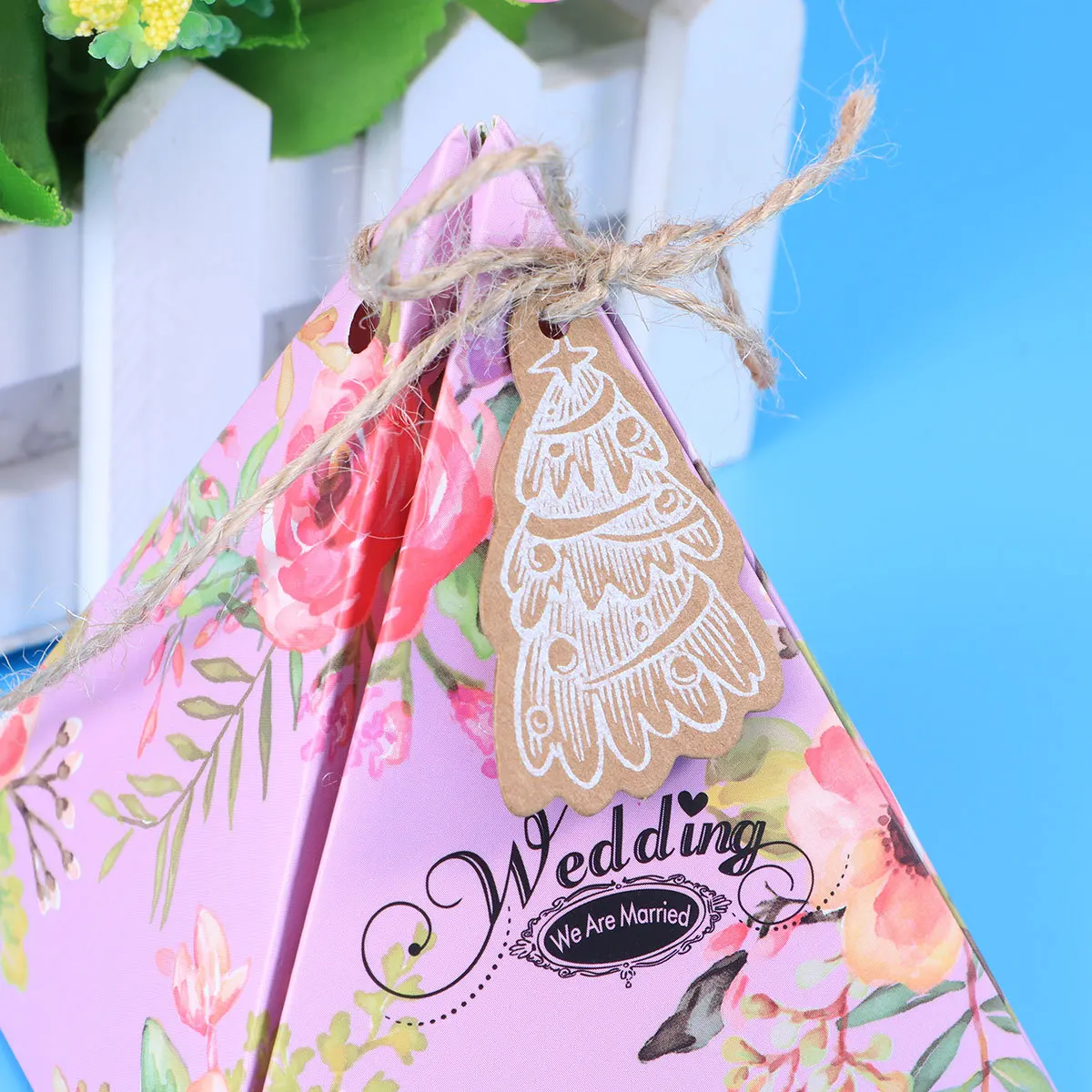 50Pcs Festive Christmas Kraft Tags with String Included Gift Name Cards for Holiday Presents Baking Treats Party Favors
50Pcs Festive Christmas Kraft Tags with String Included Gift Name Cards for Holiday Presents Baking Treats Party Favors