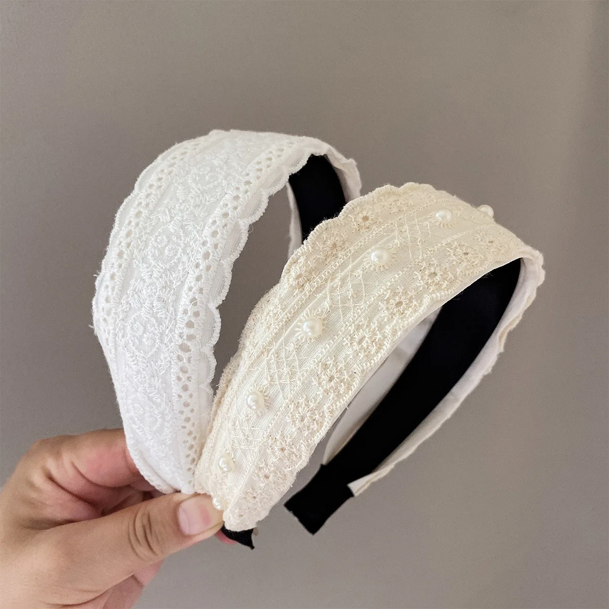 1 Pcs Women's Hair Band Korean Pearl Lace Wide Edge Sweet Simple Versatile Hair Hoops Retro And High-quality Hair Accessories
1 Pcs Women's Hair Band Korean Pearl Lace Wide Edge Sweet Simple Versatile Hair Hoops Retro And High-quality Hair Accessories