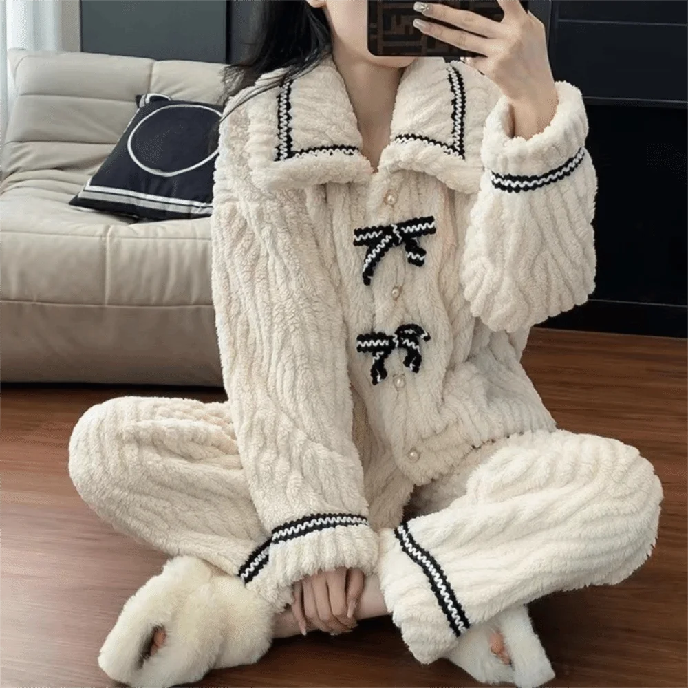 A Set Thickened Fleece Women Pajamas Coral Velvet Bow Design Home Clothes Small Fragrance Style Princess Clothes Autumn Winter
A Set Thickened Fleece Women Pajamas Coral Velvet Bow Design Home Clothes Small Fragrance Style Princess Clothes Autumn Winter