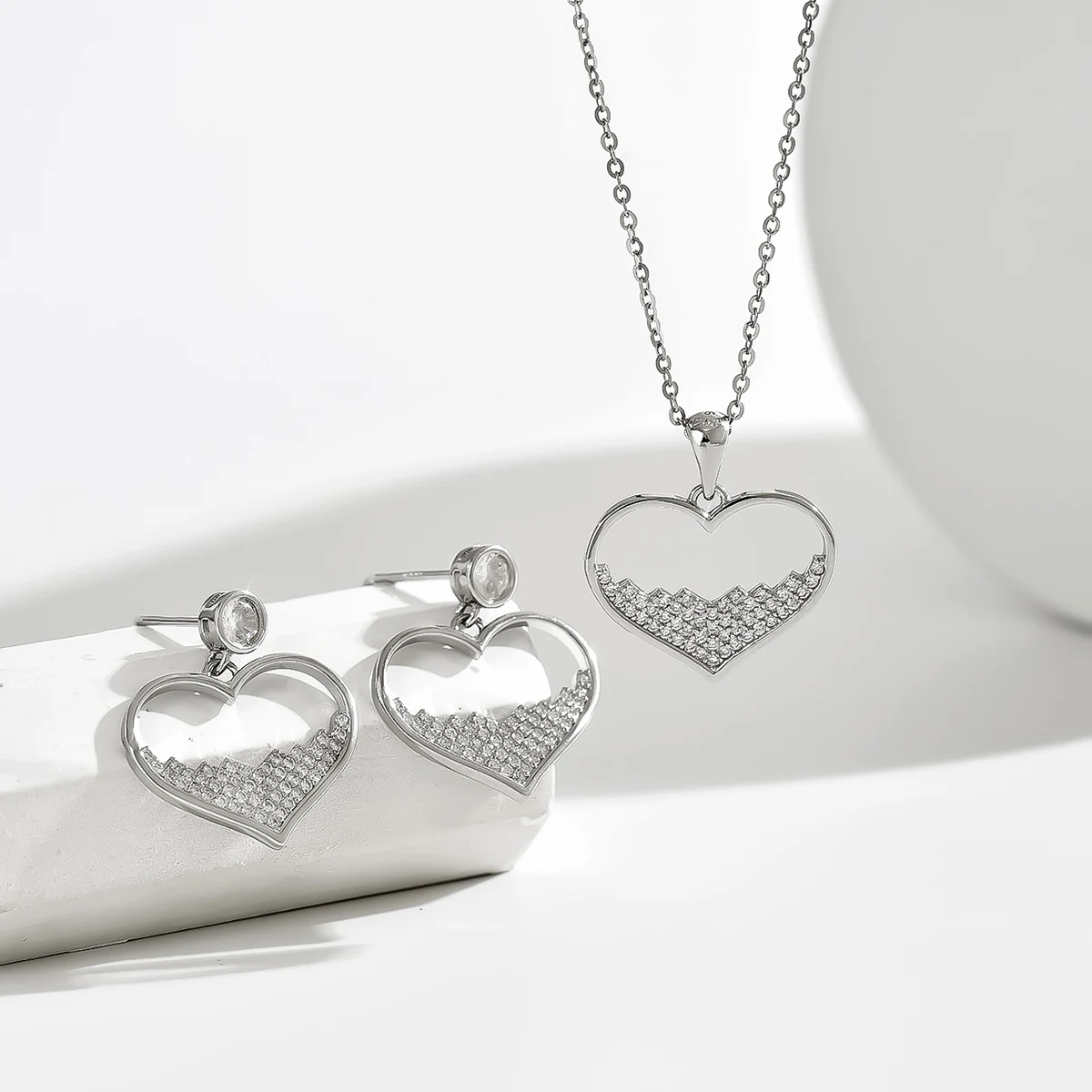 3-piece set of light luxury, gorgeous and sparkling temperament, versatile and set with zircon 925 silver popular love pendant c
3-piece set of light luxury, gorgeous and sparkling temperament, versatile and set with zircon 925 silver popular love pendant c