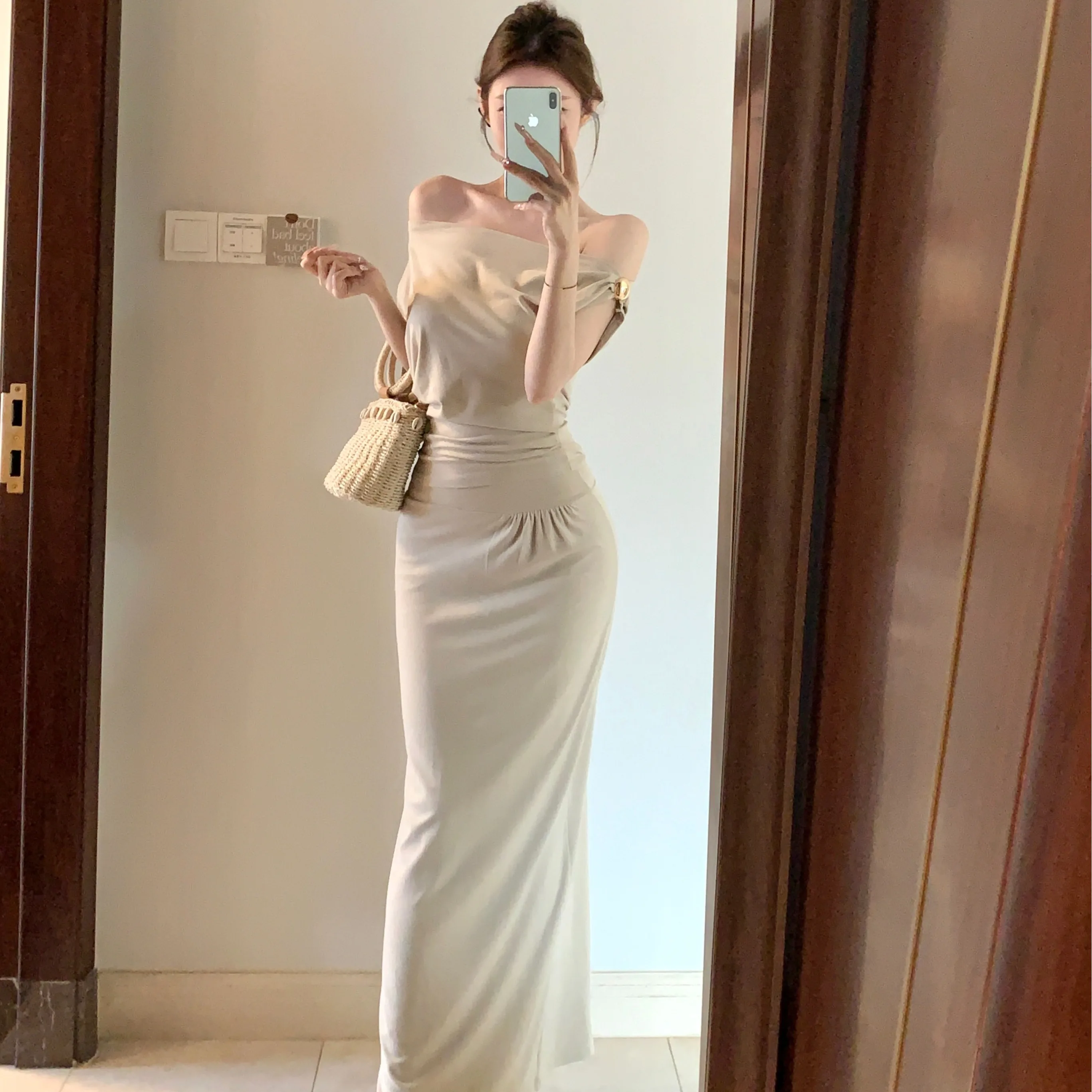 Elegant Summer 2026 Slimming Shoulder Bared Top And Half Skirt Set Loose Two Piece Suit for Women Short Length Hong Kong Style
Elegant Summer 2026 Slimming Shoulder Bared Top And Half Skirt Set Loose Two Piece Suit for Women Short Length Hong Kong Style
