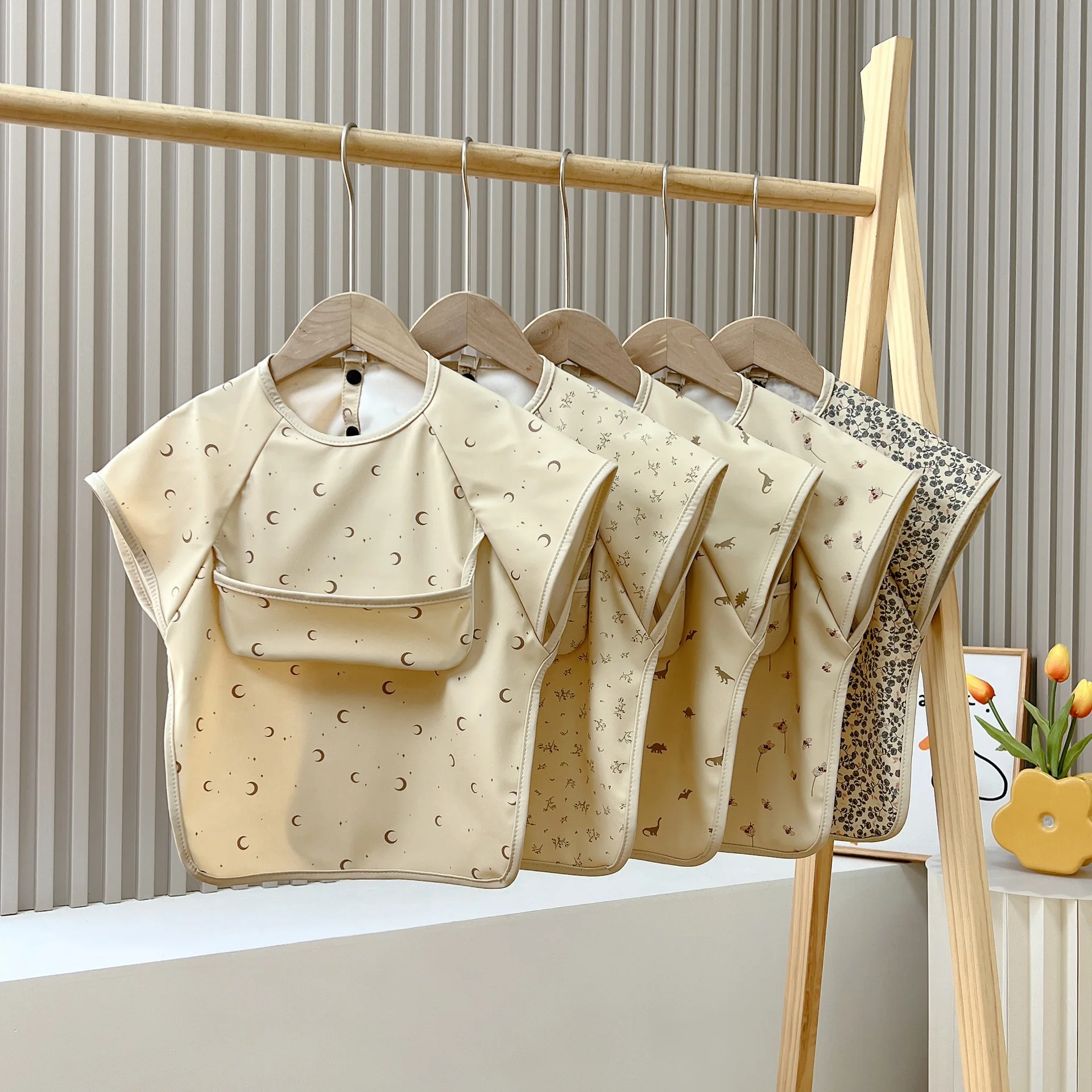 Детский нагрудник, детская обратная одежда, фартук из искусственной кожи без рукавов, водонепроницаемая сумка для еды, унисекс, фартук для защиты детского питания, детские аксессуары
Детский нагрудник, детская обратная одежда, фартук из искусственной кожи без рукавов, водонепроницаемая сумка для еды, унисекс, фартук для защиты детского питания, детские аксессуары