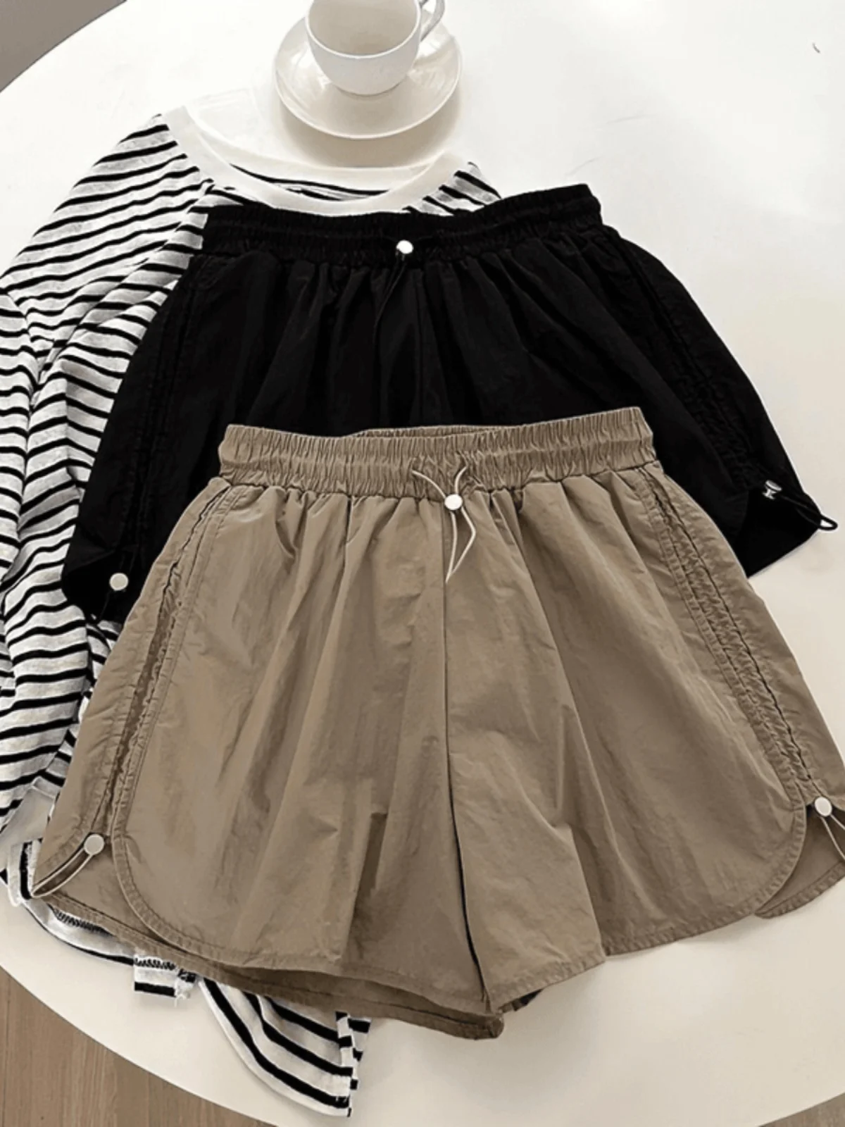 Женские летние повседневные свободные брюки с широкими штанинами, быстросохнущие, с завязками на талии, с высокой талией, для повседневной носки, с декоративными элементами
Женские летние повседневные свободные брюки с широкими штанинами, быстросохнущие, с завязками на талии, с высокой талией, для повседневной носки, с декоративными элементами