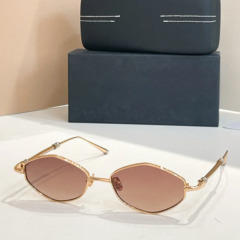 KIZN THE UNANG Classical Light Luxury Gold Suglasses for Women Original INS Style Top Quality Special Shaped Alloy Solar Glasses
KIZN THE UNANG Classical Light Luxury Gold Suglasses for Women Original INS Style Top Quality Special Shaped Alloy Solar Glasses
