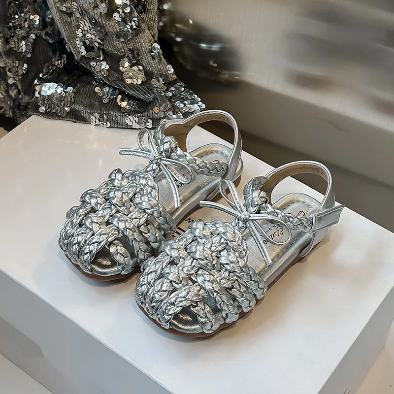 Новинка лета 2022, детские туфли Huaraches для девочек, блестящие туфли принцессы с узлом-бабочкой, туфли на плоской подошве, детские модные дышащие полые сандалии
Новинка лета 2022, детские туфли Huaraches для девочек, блестящие туфли принцессы с узлом-бабочкой, туфли на плоской подошве, детские модные дышащие полые сандалии