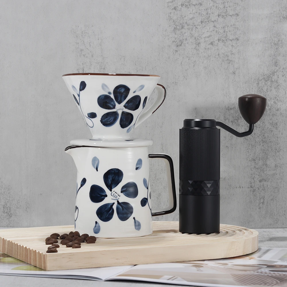 Blue and white porcelain hand-made coffee filter cup V hand-painted ceramic filter cup hand-made coffee drip filter cup
Blue and white porcelain hand-made coffee filter cup V hand-painted ceramic filter cup hand-made coffee drip filter cup