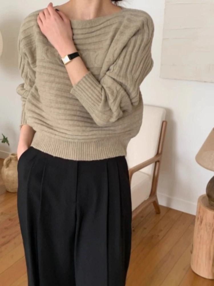 Autumn 2025 new Korean version off shoulder temperament sweater women versatile solid simple bat sleeve short style top
Autumn 2025 new Korean version off shoulder temperament sweater women versatile solid simple bat sleeve short style top