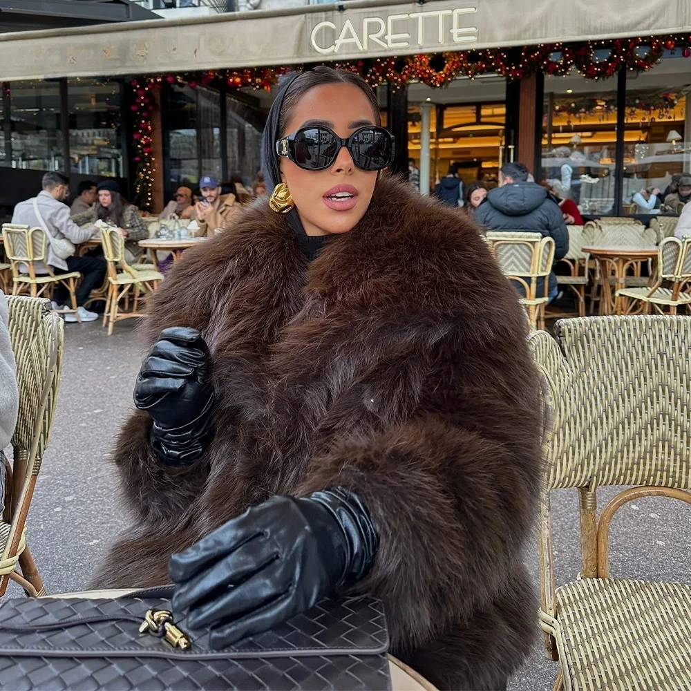 Осень-зима 2025 г., повседневные коричневые женские теплые куртки из искусственного меха, уличная одежда с отложным воротником, рождественские элегантные пальто большого размера
Осень-зима 2025 г., повседневные коричневые женские теплые куртки из искусственного меха, уличная одежда с отложным воротником, рождественские элегантные пальто большого размера