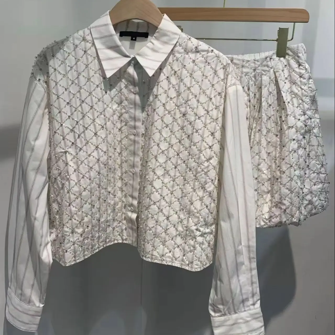 Women bead sequin fashion set stripe long sleeve shirt tops + high waist mini Flower bud skirt
Women bead sequin fashion set stripe long sleeve shirt tops + high waist mini Flower bud skirt