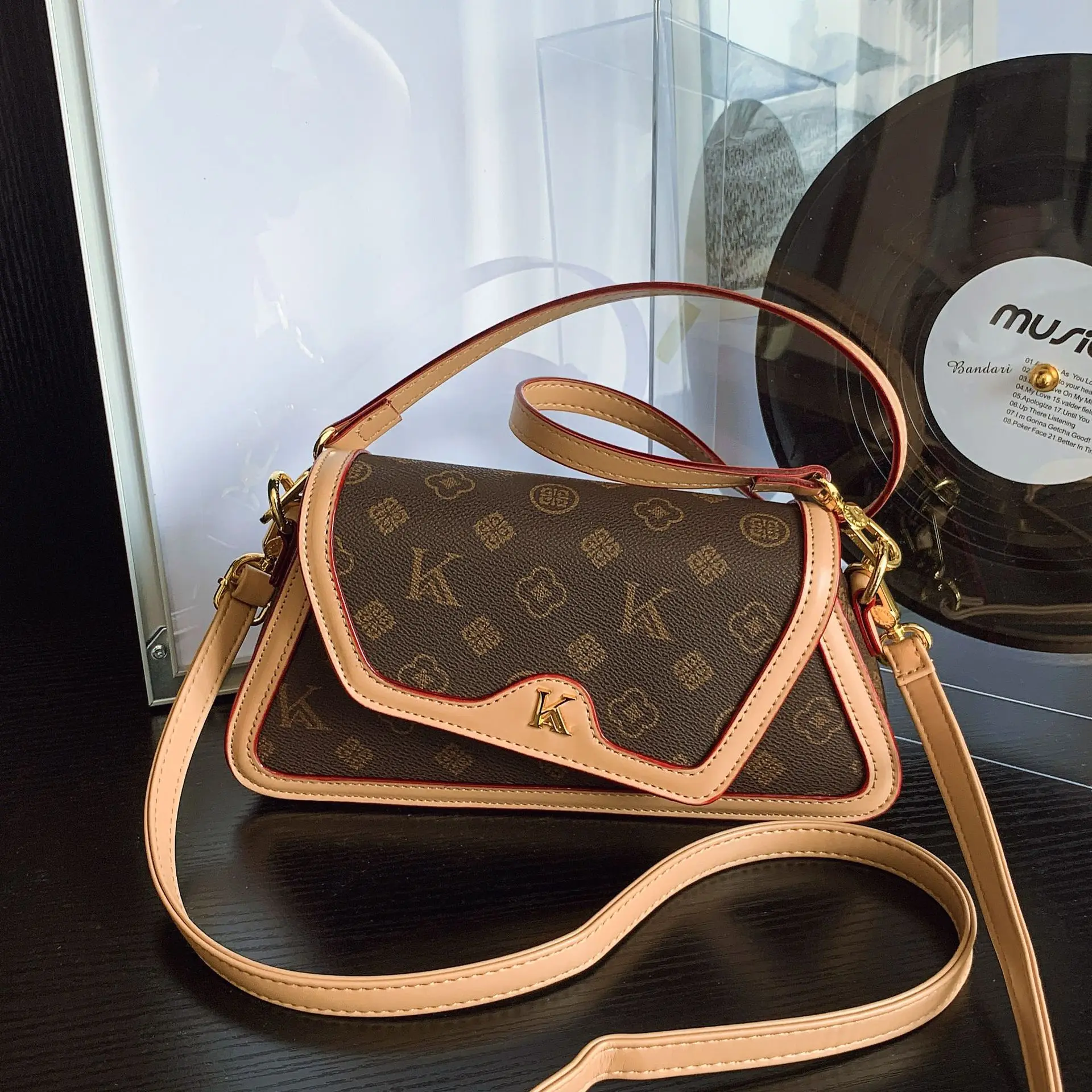 Новинка 2025, винтажная женская маленькая квадратная сумка, многосторонняя сумка через плечо из натуральной кожи, большая вместительная сумка для работы, повседневных свиданий
Новинка 2025, винтажная женская маленькая квадратная сумка, многосторонняя сумка через плечо из натуральной кожи, большая вместительная сумка для работы, повседневных свиданий