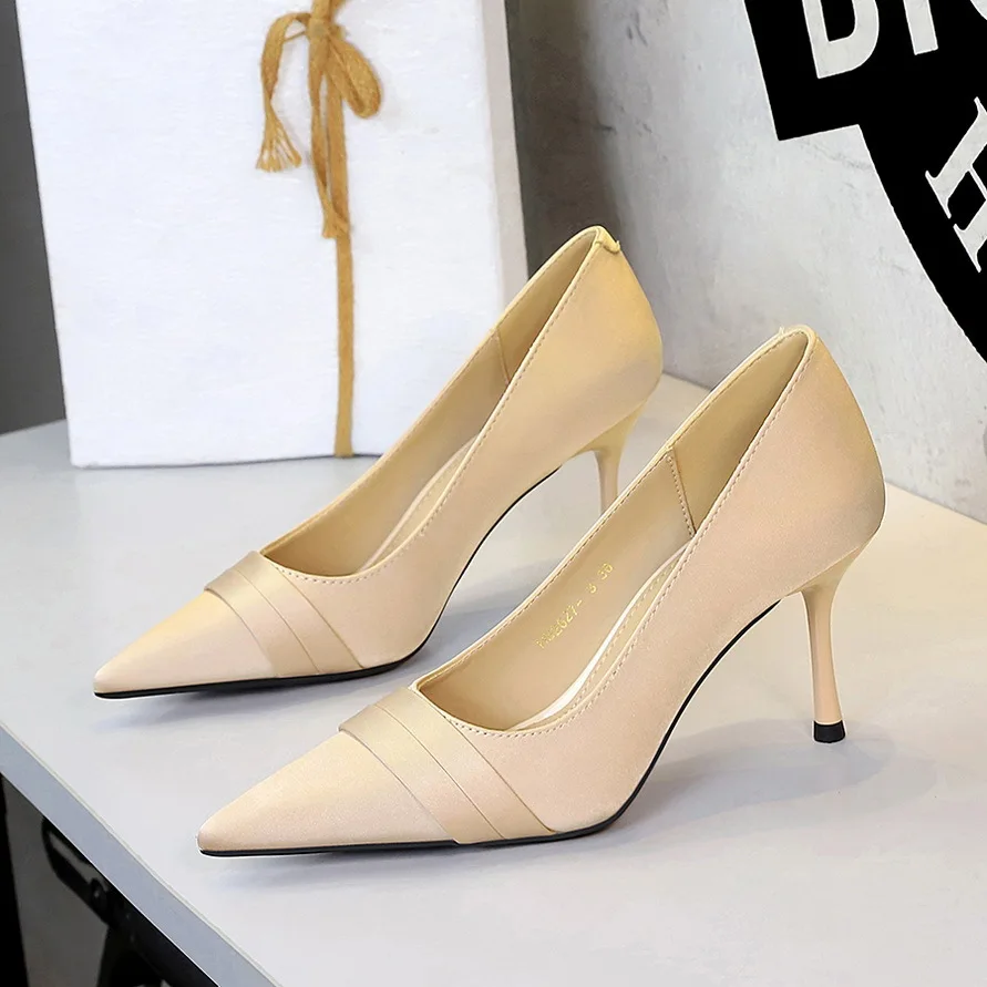 Европейские и американские пикантные модные женские туфли на высоком каблуке с острым носком и неглубоким носком, темпераментные атласные женские туфли на шпильке
Европейские и американские пикантные модные женские туфли на высоком каблуке с острым носком и неглубоким носком, темпераментные атласные женские туфли на шпильке
