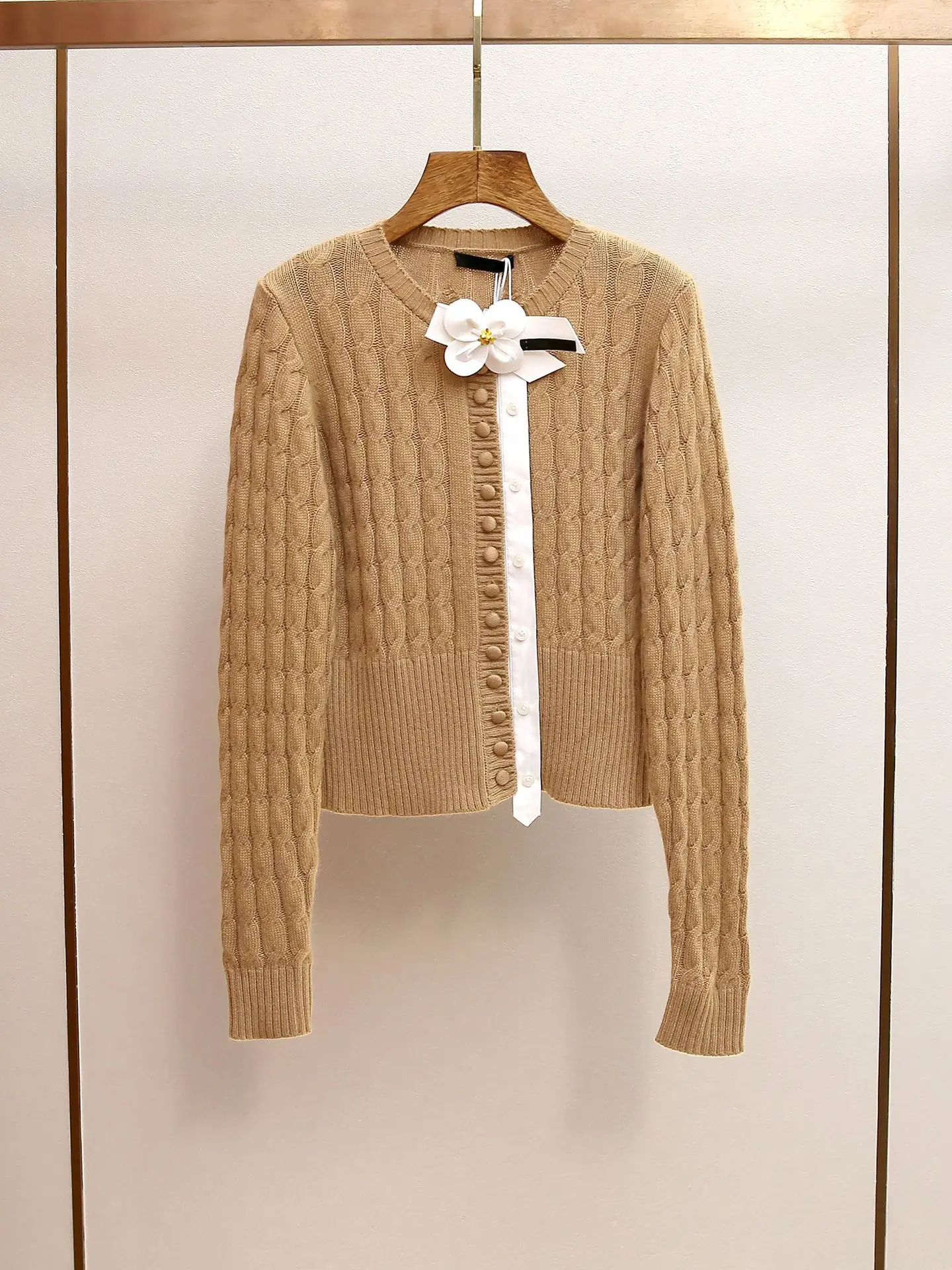 High-end women's autumn winter new French-style O-neck slimming color-blocked knit cardigan tops winter 2025 sweater pull ami
High-end women's autumn winter new French-style O-neck slimming color-blocked knit cardigan tops winter 2025 sweater pull ami