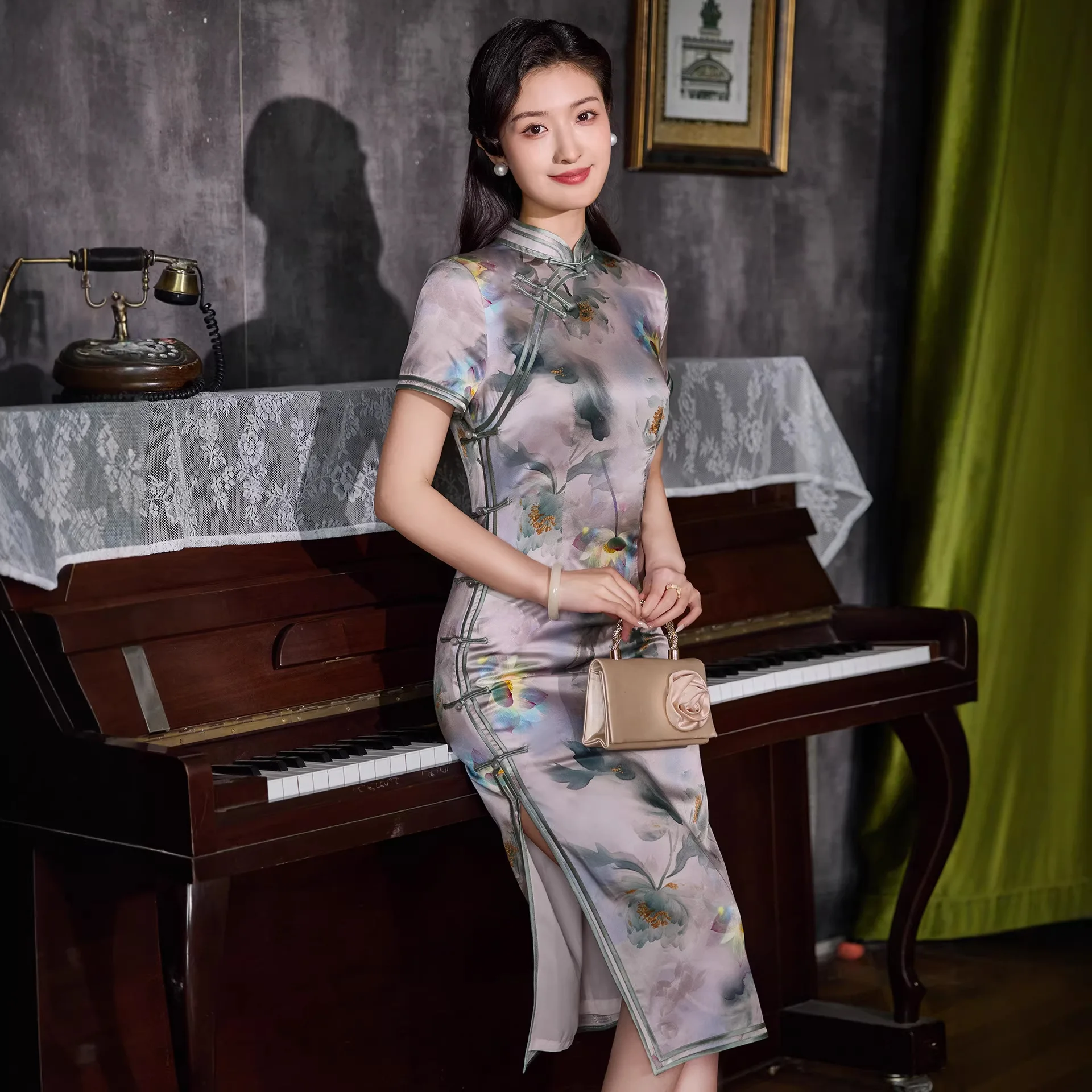 Silk Floral Traditional Vintage Modern Cheongsam Qipao Women's High-Grade Retro Fitted National Temperament Improved Dress
Silk Floral Traditional Vintage Modern Cheongsam Qipao Women's High-Grade Retro Fitted National Temperament Improved Dress