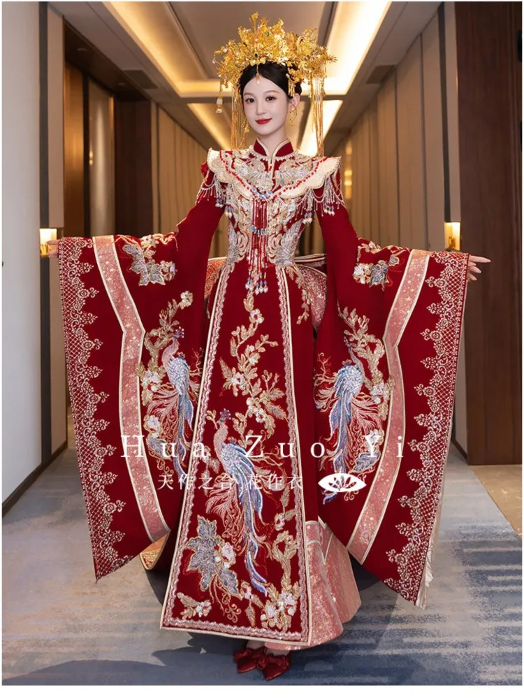 The bride's wedding dress is a traditional Chinese for small person
The bride's wedding dress is a traditional Chinese for small person