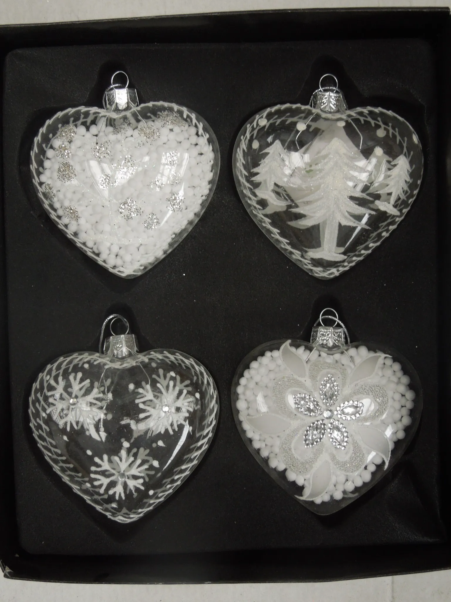 Рождественский подарок Витрина со стеклянным шаром в отеле
Рождественский подарок Витрина со стеклянным шаром в отеле