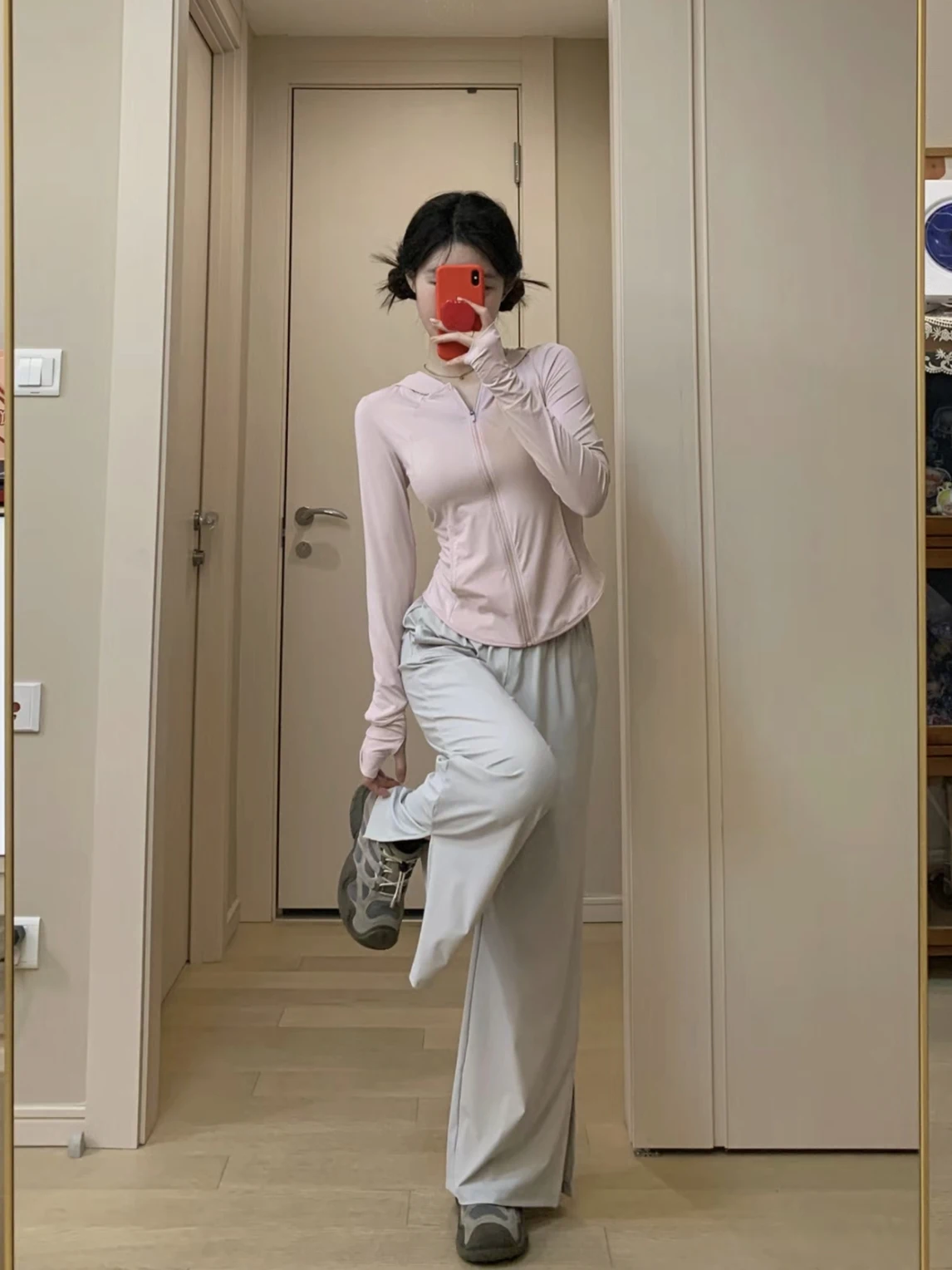 Спортивный комплект для йоги из ледяного шелка с защитой от солнца, женский летний тонкий облегающий модный комплект из двух предметов: топ и длинная толстовка с капюшоном
Спортивный комплект для йоги из ледяного шелка с защитой от солнца, женский летний тонкий облегающий модный комплект из двух предметов: топ и длинная толстовка с капюшоном