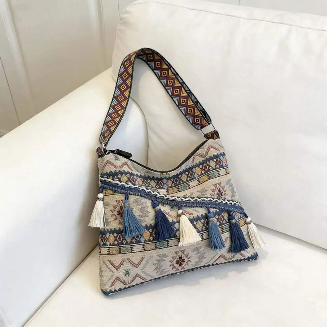 2026 Fashion ethnic style embroidered women's bag with high appearance level elegant style fringed single shoulder crossbody bag
2026 Fashion ethnic style embroidered women's bag with high appearance level elegant style fringed single shoulder crossbody bag