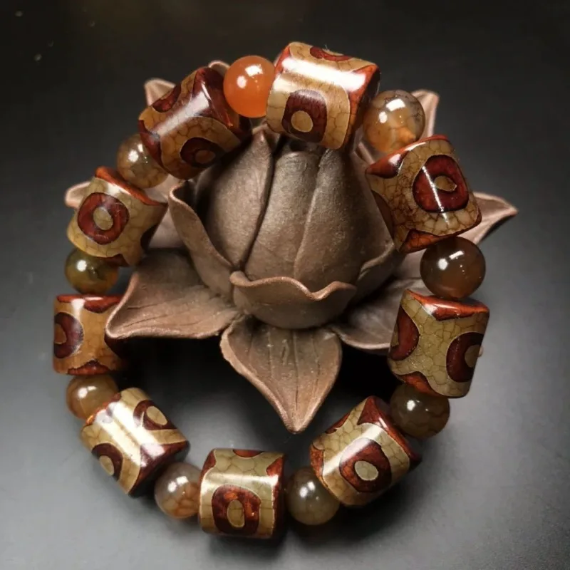 Old Agate Three-eyed Dragon Pattern Dzi Beads, Tooth Yellow Bracelet, Lucky Bracelet, Orb, Rosary Bead, Buddha Bead.
Old Agate Three-eyed Dragon Pattern Dzi Beads, Tooth Yellow Bracelet, Lucky Bracelet, Orb, Rosary Bead, Buddha Bead.