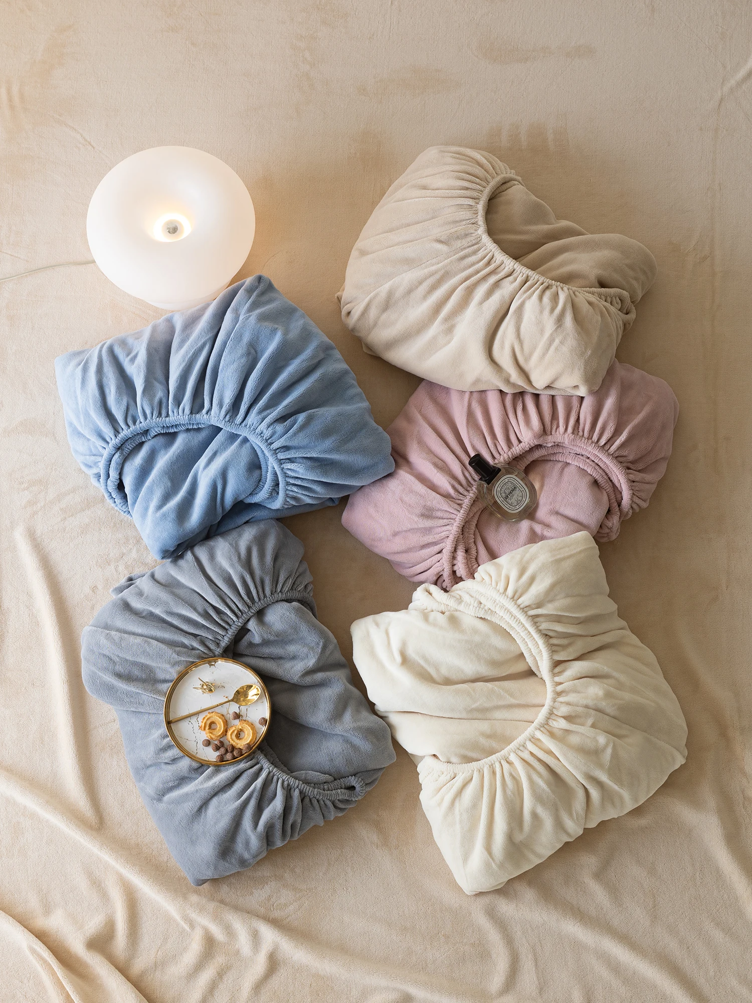 Warm Milk Velvet Coral Fleece Bed Canopy Single Piece Protection Cover Home Use Autumn Winter Style Bedding Quilt Duvet Cover
Warm Milk Velvet Coral Fleece Bed Canopy Single Piece Protection Cover Home Use Autumn Winter Style Bedding Quilt Duvet Cover