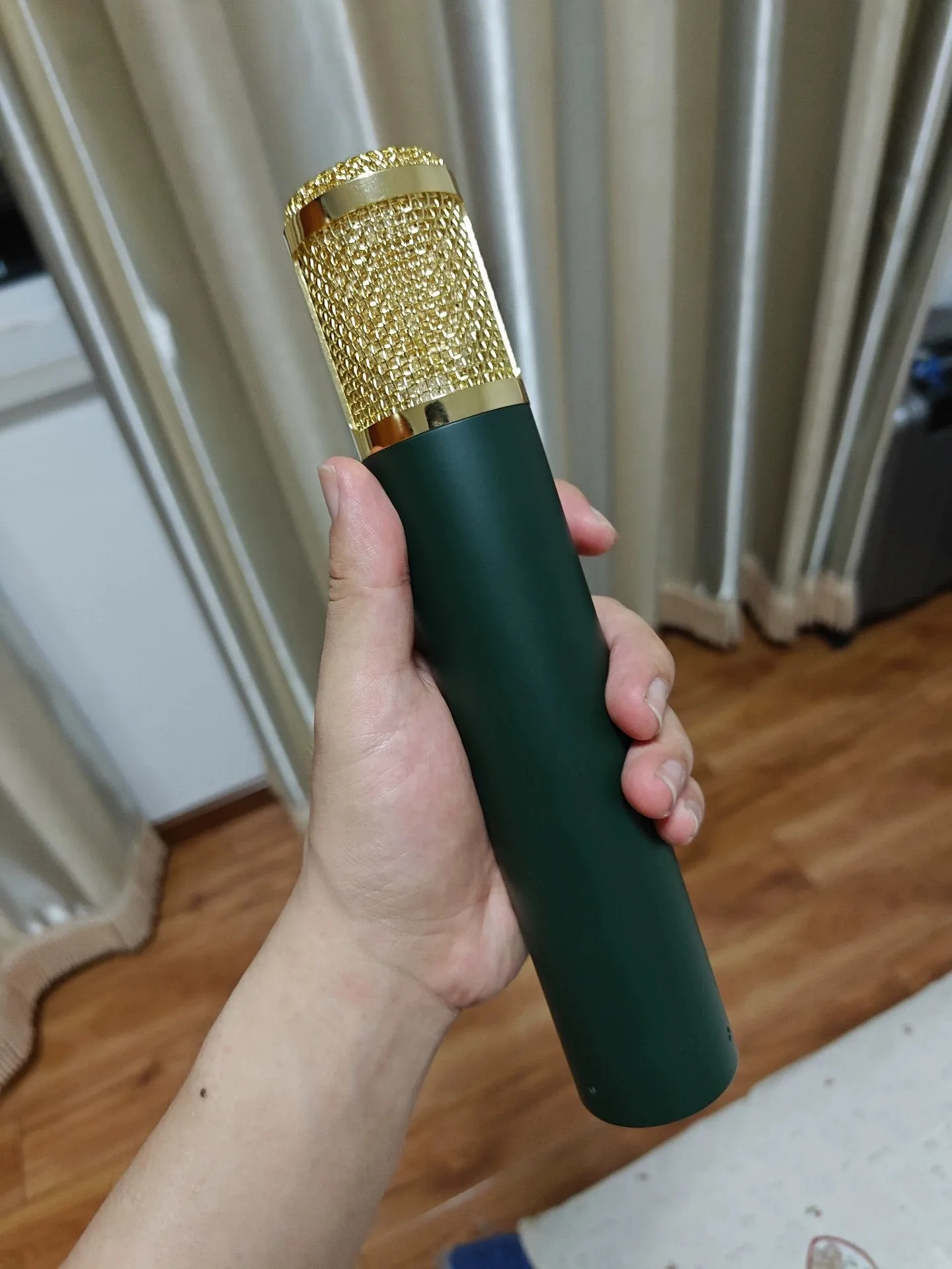 New c12 transistor microphone, dedicated for performances, live streaming, singing, recording studios and computer sound cards
New c12 transistor microphone, dedicated for performances, live streaming, singing, recording studios and computer sound cards