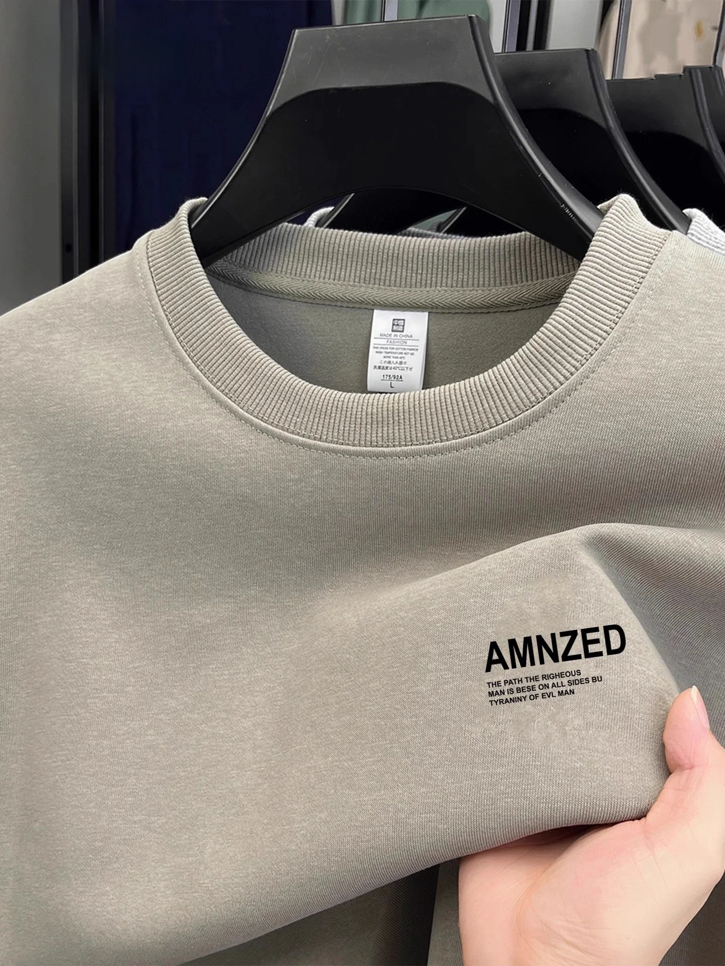 High-End Men's Fce Lined Thiened Sweatirt Winter Base Layer irt Casual Comfortable Warm Inner Wear T-irt for Men
High-End Men's Fce Lined Thiened Sweatirt Winter Base Layer irt Casual Comfortable Warm Inner Wear T-irt for Men