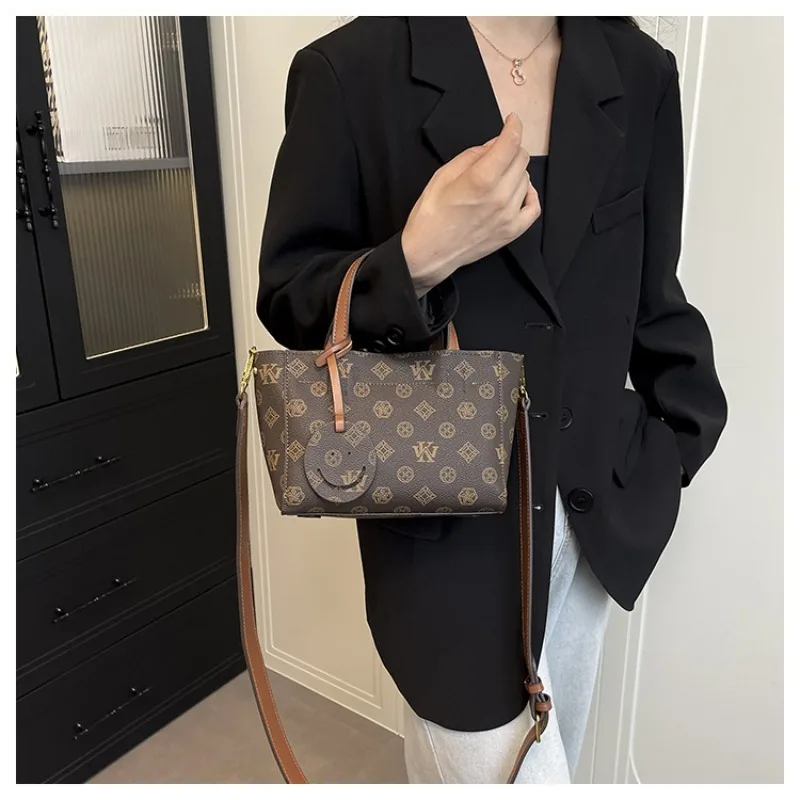 High end handbag for women 2025 new retro style tote bag versatile and fashionable commuting shoulder crossbody bag
High end handbag for women 2025 new retro style tote bag versatile and fashionable commuting shoulder crossbody bag