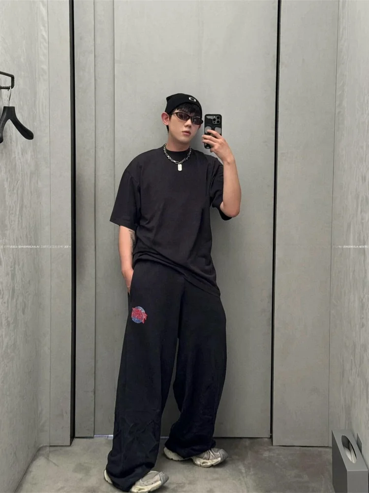 VANA ILUSION 3D Letter Earth Washed Black Sweatpants Men Women Couple Style Loose Fit Comfortable Breathable Elastic Waist
VANA ILUSION 3D Letter Earth Washed Black Sweatpants Men Women Couple Style Loose Fit Comfortable Breathable Elastic Waist