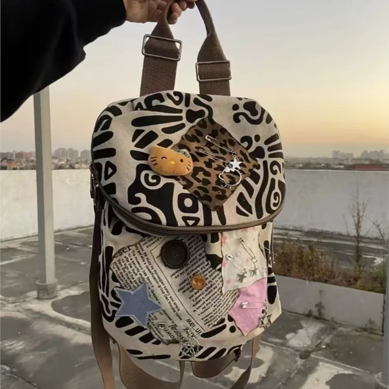 Harajuku простой рюкзак с граффити, женский лоскутный рюкзак со звездами, большой вместительный рюкзак, женский рюкзак на пуговицах, повседневный дорожный рюкзак Mochilas Mujer Y2k
Harajuku простой рюкзак с граффити, женский лоскутный рюкзак со звездами, большой вместительный рюкзак, женский рюкзак на пуговицах, повседневный дорожный рюкзак Mochilas Mujer Y2k