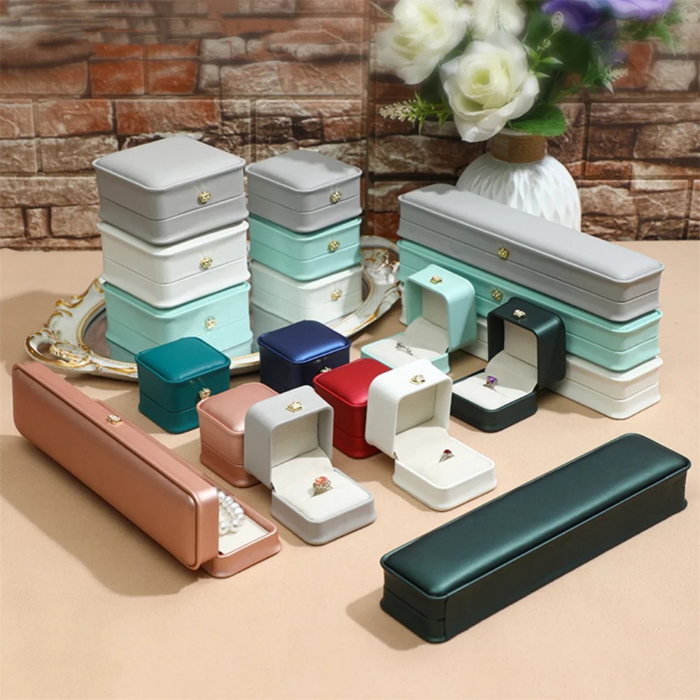 Fashion PU Leather Crown Buckle Jewelry Box Ring Pearl Necklace Pendant Display Storage Case Women Wedding Gift Packaging Boxes
Fashion PU Leather Crown Buckle Jewelry Box Ring Pearl Necklace Pendant Display Storage Case Women Wedding Gift Packaging Boxes