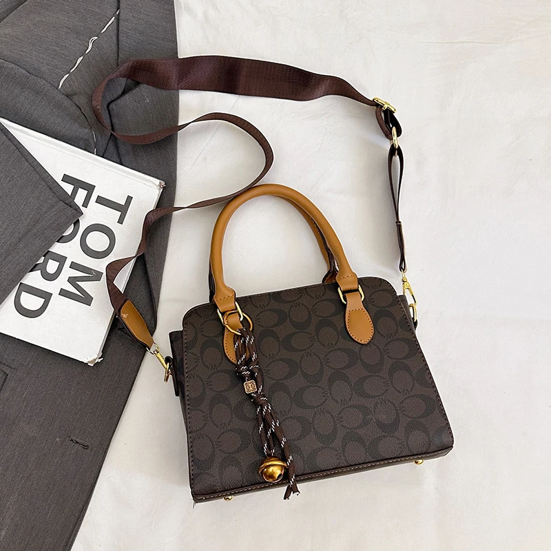 Trendy Solid Color Leather Messenger Bag For Business Women Elegant Minimalist With Large Capacity
Trendy Solid Color Leather Messenger Bag For Business Women Elegant Minimalist With Large Capacity