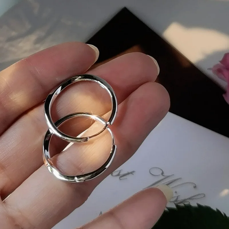 Fashionable and Elegant Pure Silver S925 Simple Hoop Earrings for Women, Inner Diameter 20 mm
Fashionable and Elegant Pure Silver S925 Simple Hoop Earrings for Women, Inner Diameter 20 mm